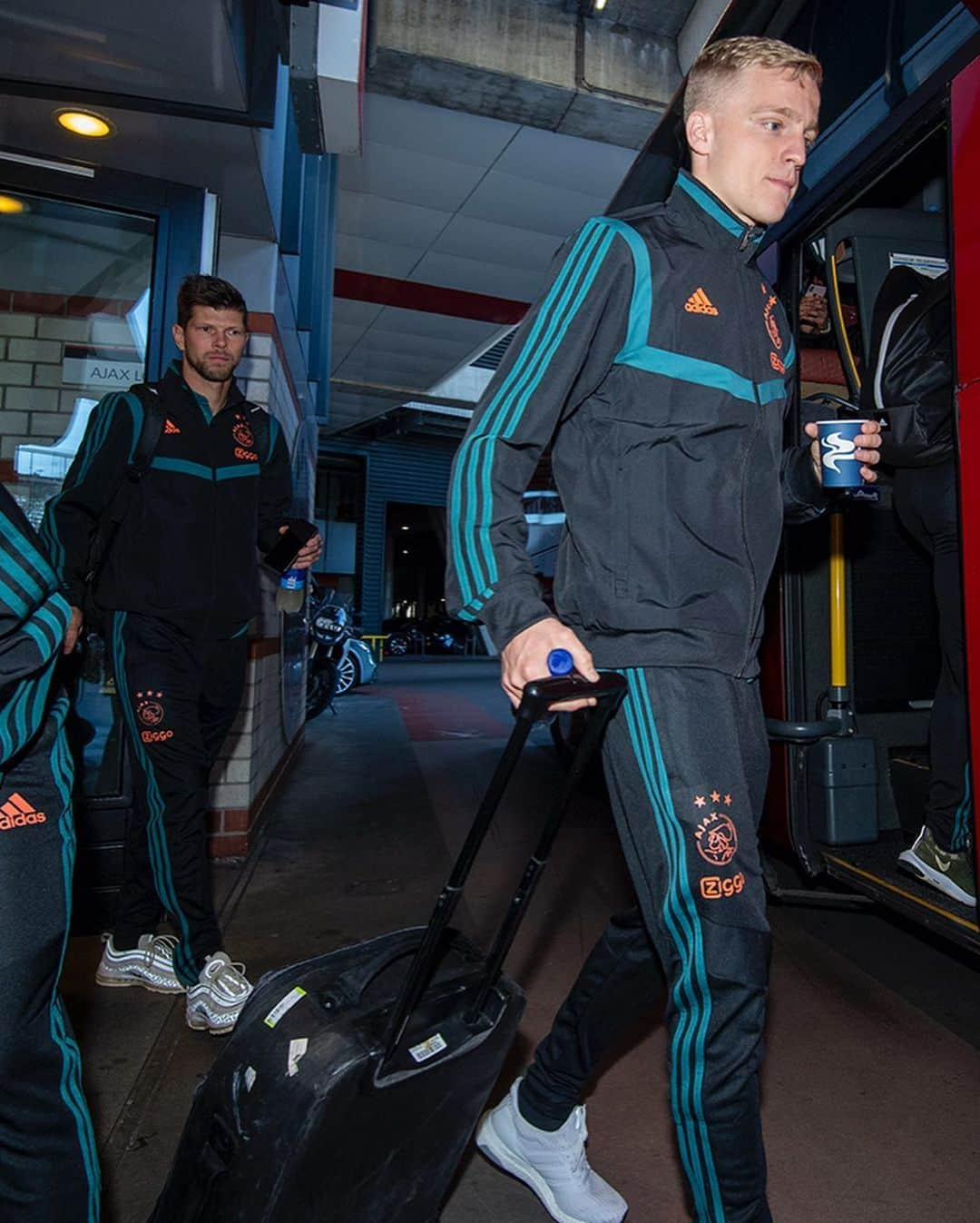 アヤックス・アムステルダムさんのインスタグラム写真 - (アヤックス・アムステルダムInstagram)「We’re off to Doetinchem in our new @adidasfootball training wear! ⚡️ Get yours now! 😍 #DareToCreate #graaja」5月15日 20時06分 - afcajax