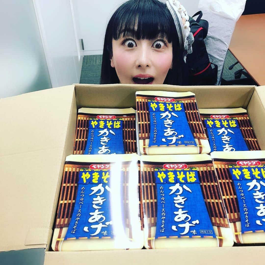 鳥居みゆきさんのインスタグラム写真 - (鳥居みゆきInstagram)「ペヤングかきあげ味さいこーーー 送ってくれた方ありがとうありがとうありがとう サイコーだーーー ペヤングかきあげ味復活求む！！！」5月15日 20時16分 - toriimiyukitorii