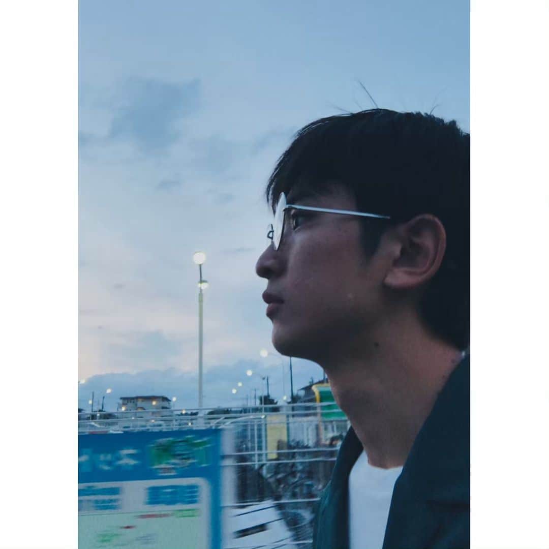 山口葵さんのインスタグラム写真 - (山口葵Instagram)「. 視力はかなり良いのですが、メガネが好きです👓 装着してるとなんとなく気持ちも落ち着くので不思議なものです🤔 今日は丸メガネでした○」5月15日 20時14分 - _yamaguchi_aoi_