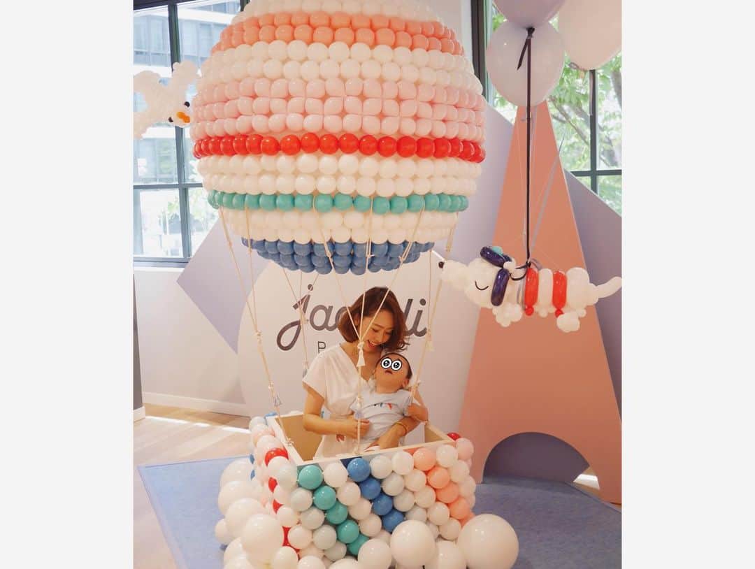 松本亜希さんのインスタグラム写真 - (松本亜希Instagram)「・ 3月末に神戸にもオープンした フランス🇫🇷の子供服ブランド @jacadi_jp 💕💕 私、jacadi大好きで、神戸にも出来てすごく嬉しい😍😍 ・ その神戸店で、今日から“気球バルーンアート”の展示が開始し、親子でバルーンの気球に乗って旅をしている様な撮影体験ができます♡♡ 私達も記念に撮ってもらいました❤️❤️❤️ いや〜可愛すぎてやばかった🎉🎉 写真2枚目見てもらったらわかるように、息子もバルーンに興味津々💕😆💕 ・ 19日にはバルーンアーティストの、神宮エミさんが来店して、子供達にその場で作ったバルーンアートをプレゼントしてくれるイベントも開催予定みたいです🎈 ・ #jacadiart のハッシュタグを付けてインスタ投稿すると、jacadiの可愛いパジャマがもらえるというキャンペーンもやっていましたので皆さん是非してみてください💕 jacadi神戸店は神戸大丸の道挟んで前にありますよ✅ あ〜とってもいい記念になりました😊 _________________________________________ #ちなみに息子が着ているTシャツもjacadiです💕 #ストーリーズで店内の可愛いお洋服もアップしてるので是非見てください❤️ #jacadi #jacadiparis #ジャカディ #jacadiart #kobe #jacadikobe #ジャカディ神戸 #emijingu #balloon #神宮エミ #バルーン」5月15日 20時14分 - m_akiron