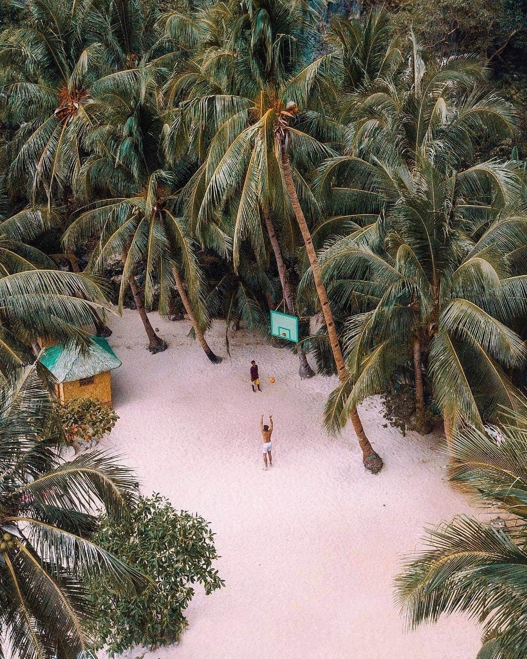 Discover Earthさんのインスタグラム写真 - (Discover EarthInstagram)「Would love to be shooting some hoops on a beautiful white sand beach in the Philippines right now ! Looks like such a cool spot ! 🇵🇭🌴 Who would you want to play basketball on the beach with ? Tag them ! — 📍#DiscoverPhilippines — 📸 Photo by @ninjarod」5月15日 20時14分 - discoverearth