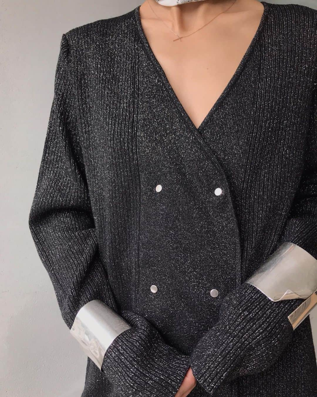 黒石奈央子さんのインスタグラム写真 - (黒石奈央子Instagram)「AMERI AW ふく . GLITTER SNAP SLIT KNIT PT ¥14800+tax  2way DOUBLE JACKET DRESS ¥16600+tax STUDS TASSELOAFER ¥24000+tax  アクセ  AW . ニューなニットセットアップ！ 今回はラメニットにしました😍 しかも前ボタンタイプなので羽織としても○カラーは三色展開！ .  先行予約期間 web & 心斎橋 5/23〜5/27 5/23.24  代官山 5/25〜5/27  ルミネ  @ameri_shinjuku @amerivintage @ameri_daikanyama @ameri.shinsaibashi #ameri#amerivintage #fashion #coordinate#ootd#outfit#osanposnap #705_outfit #大人ファッション #大人コーディネート #大人スタイル #modestyle #modefashion#modecasual #2019autumnwinter#先行予約 #japonism」5月15日 20時24分 - blackstone705