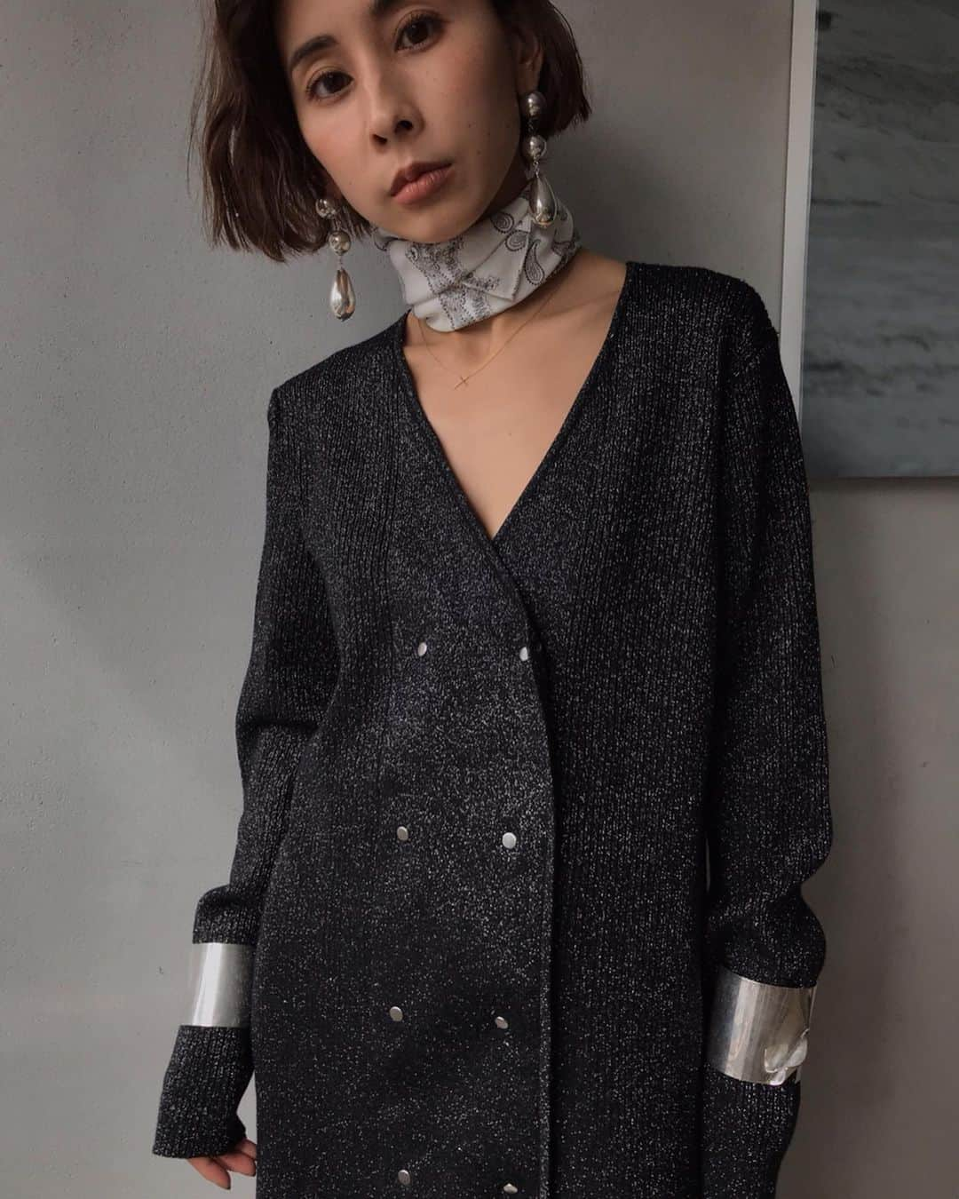 黒石奈央子さんのインスタグラム写真 - (黒石奈央子Instagram)「AMERI AW ふく . GLITTER SNAP SLIT KNIT PT ¥14800+tax  2way DOUBLE JACKET DRESS ¥16600+tax STUDS TASSELOAFER ¥24000+tax  アクセ  AW . ニューなニットセットアップ！ 今回はラメニットにしました😍 しかも前ボタンタイプなので羽織としても○カラーは三色展開！ .  先行予約期間 web & 心斎橋 5/23〜5/27 5/23.24  代官山 5/25〜5/27  ルミネ  @ameri_shinjuku @amerivintage @ameri_daikanyama @ameri.shinsaibashi #ameri#amerivintage #fashion #coordinate#ootd#outfit#osanposnap #705_outfit #大人ファッション #大人コーディネート #大人スタイル #modestyle #modefashion#modecasual #2019autumnwinter#先行予約 #japonism」5月15日 20時24分 - blackstone705