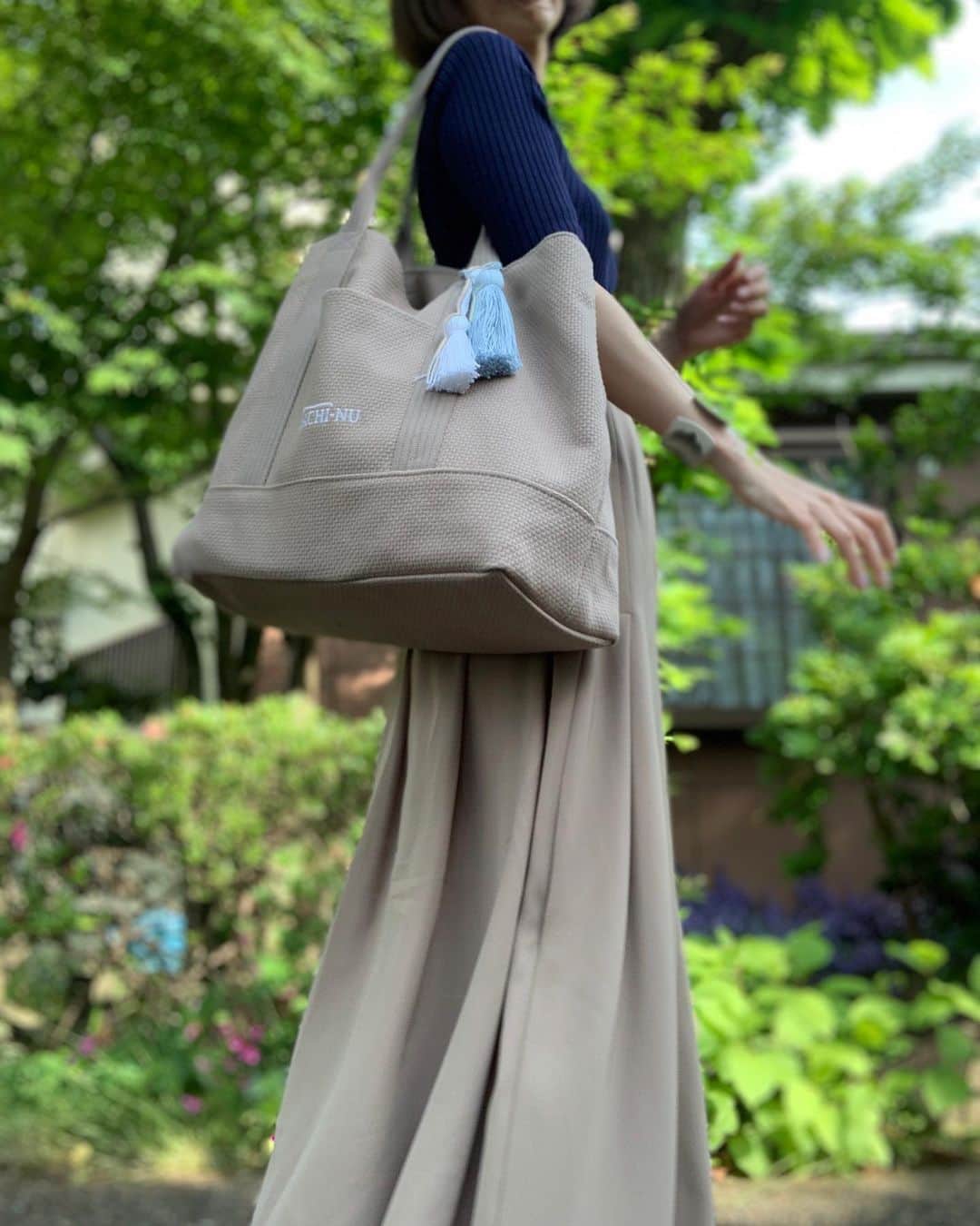 のインスタグラム：「久々のお一人様ステイ✨ ・ ・ 昨夜は @qvc_japan  23時より生放送でした^_^ ご覧いただきありがとうございます😊 @talika まつげ美容液 リポシルズ、次回6月オンエア近くなりましたらお知らせいたします^_^ 特別価格になるから待っていてくださいね✨ 昨夜は遅かったので久々のお一人様ホテルステイでした^_^ 静か〜✨ 幸せなひととき^_^  そんな時のお供は、 @tachi_nu  このトートバッグ！ バッグ自体が軽くて体に沿うし、収納力抜群だから一泊分もしっかり持ち歩けちゃいます✨ 新しくタッセルもプラスしてさらにお気に入り❤️ ・ ・ さてさて…最近私、どうやらだいぶスリム化したようです✨ どこが特にスリム化したのか？ @machi28777  ブログに書いてみました^_^  #tachinu #bag #ホテルステイ #qvc #talika #ootd」