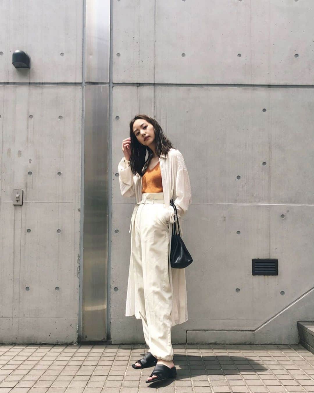 Shiho Sasakiのインスタグラム：「今日もあったかくてお出かけ日和でしたね☀️ 夏に向けてお買い物欲が高まる…🍧 MOUSSYからは麻素材を使用した夏にぴったりな 🎐LINEN COLLECTION🎐 が発売されるよ👏 裾が絞れるnewシルエットのリネンブレンドパンツは 脚が綺麗に見えるのでとてもおすすめ👖 明日からのルミネ10%off店舗にて先行入荷です✨(その他店舗、webは5/17発売開始) 他にもリネンを使用した涼しげなアイテムがいくつか入荷するので またイチ押しコーデUPしますね🙆‍♀️ #MOUSSY#MOUSSYSNAP」