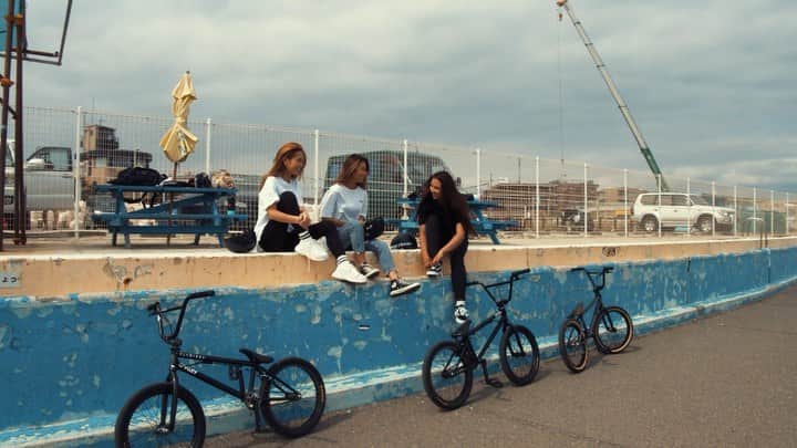 KANAMIのインスタグラム：「・ いつも電動チャリ漕いで色んなところ行くのに BMXは少しビビってしまいました🤣🤣🤣 でも一回坂降りれたら爽快感しかなかった😳🧡 ・ Film and Edit 🎥 @shogo_insta  BMX Girls 🚲 @garuchan01 @yuiko_miyagawa @kanami_0530 ・ 今週土日は お台場で @chimeragame 🚲🏆 ・ ・ ・ #私は日曜に遊びに行きます #みなさん日曜はお台場で合致 #chimeragames #chimeragamesvol.7 #bmxgirl」