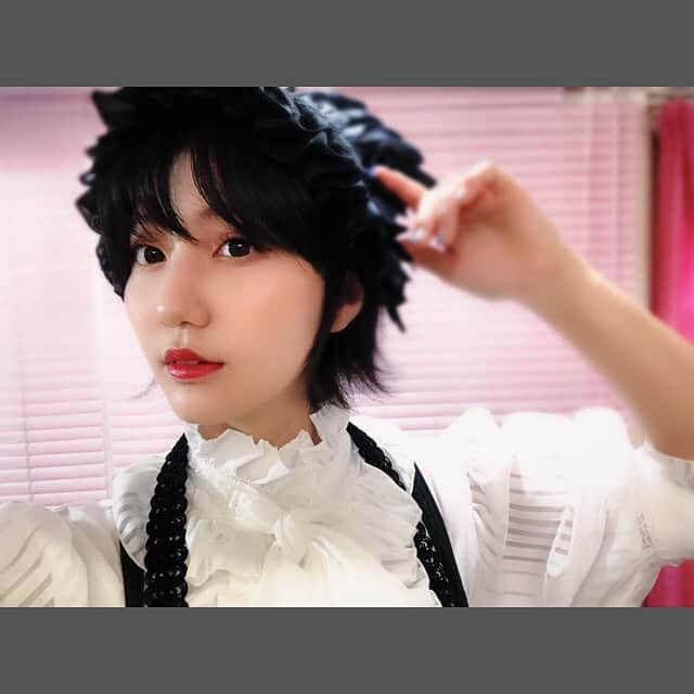 新井愛瞳さんのインスタグラム写真 - (新井愛瞳Instagram)「先日ゴスロリ衣装で撮影をした﻿ 別冊IDOL FILE LOLITA & GOTHICの発売日が﻿ ﻿ 一般の店舗﻿ →5月27日﻿ 梅田ロフト、銀座ロフトの写真展会場﻿ →5月24日(先行販売)﻿ になりました！﻿ ﻿ ゲットよろしくお願いしますっ﻿ ﻿セルフメイクだったので 久々に濃くしてみました。笑 別ページにはアップアップガールズ(2)﻿ 高萩もいるよ〜﻿ ﻿ #gothiclolita #ゴスロリファッション  #アプガ #アプガ2」5月15日 20時23分 - arai_manami_official