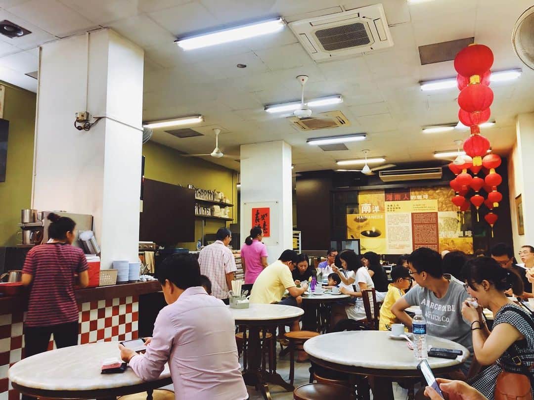 momo8631さんのインスタグラム写真 - (momo8631Instagram)「2019.05.15 #momo8631travel シンガポールの朝といったら、#カヤトースト ☺︎ 今回、喜園咖啡店と言うお店でいただきました。 帰国して今一番食べたいと思える料理です笑。 半熟卵、コーヒーも合わせて320円。 安い。うまい。最高か。 ...... #singapore #photography #travel #morning #シンガポール #朝ごはん #喜園咖啡店 #ブログも更新したよ」5月15日 20時24分 - momo8631