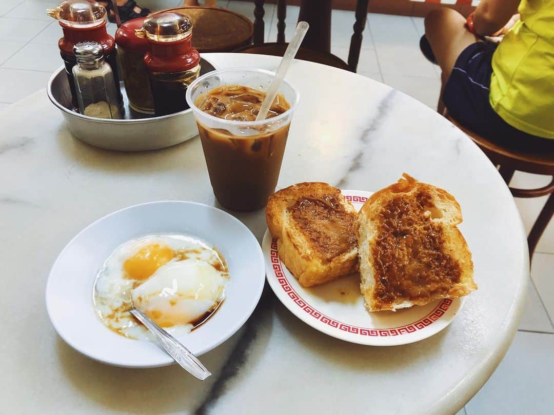 momo8631さんのインスタグラム写真 - (momo8631Instagram)「2019.05.15 #momo8631travel シンガポールの朝といったら、#カヤトースト ☺︎ 今回、喜園咖啡店と言うお店でいただきました。 帰国して今一番食べたいと思える料理です笑。 半熟卵、コーヒーも合わせて320円。 安い。うまい。最高か。 ...... #singapore #photography #travel #morning #シンガポール #朝ごはん #喜園咖啡店 #ブログも更新したよ」5月15日 20時24分 - momo8631