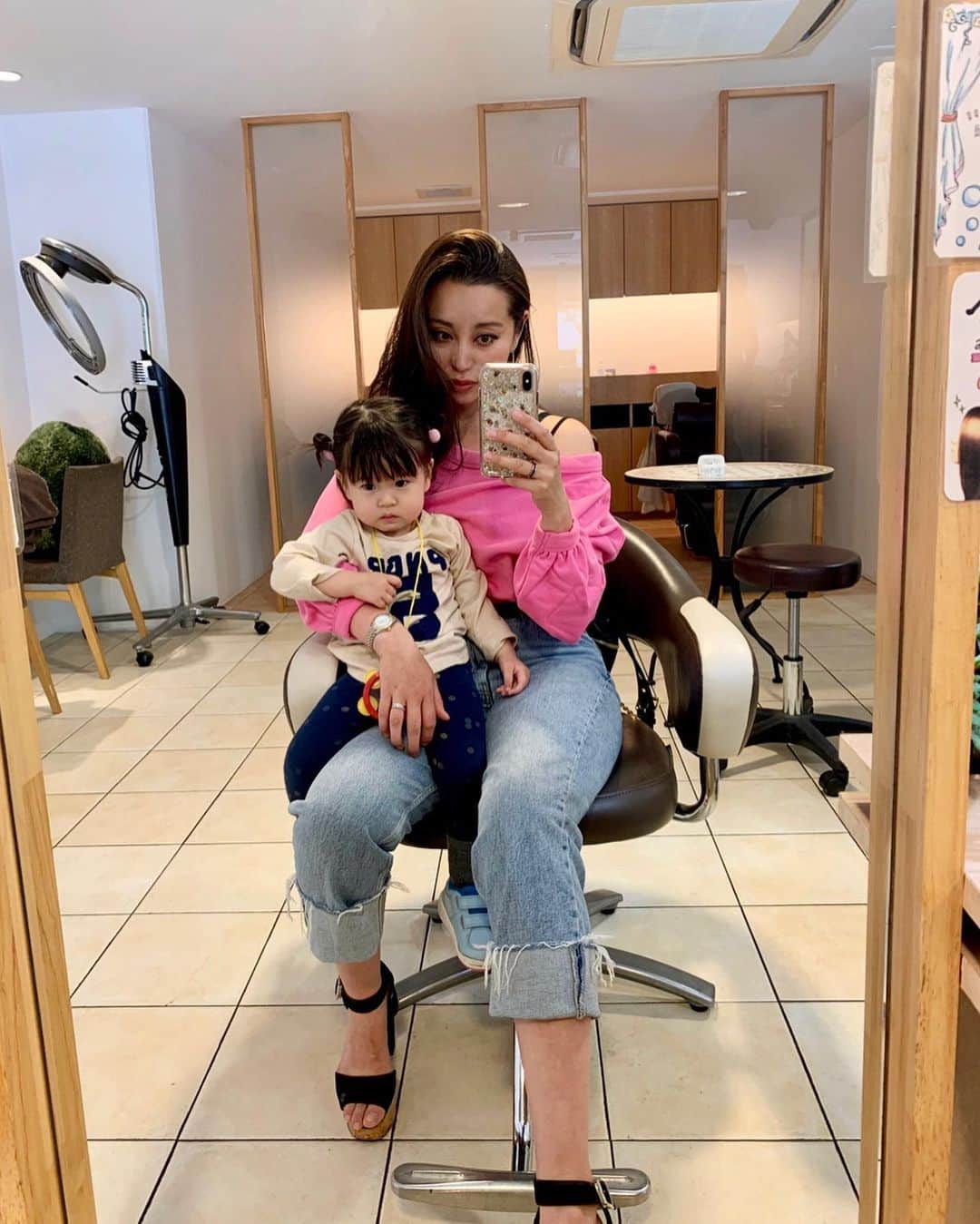PINKYのインスタグラム：「#mood 🎀💗💕💖 . @revolve のオフショルダートップスが可愛すぎる💗 ・・・ ・・・ #revolveme #リボルブクロージング  #momlife #ootd #momsoutfit #revolve #pink #proudmommy」