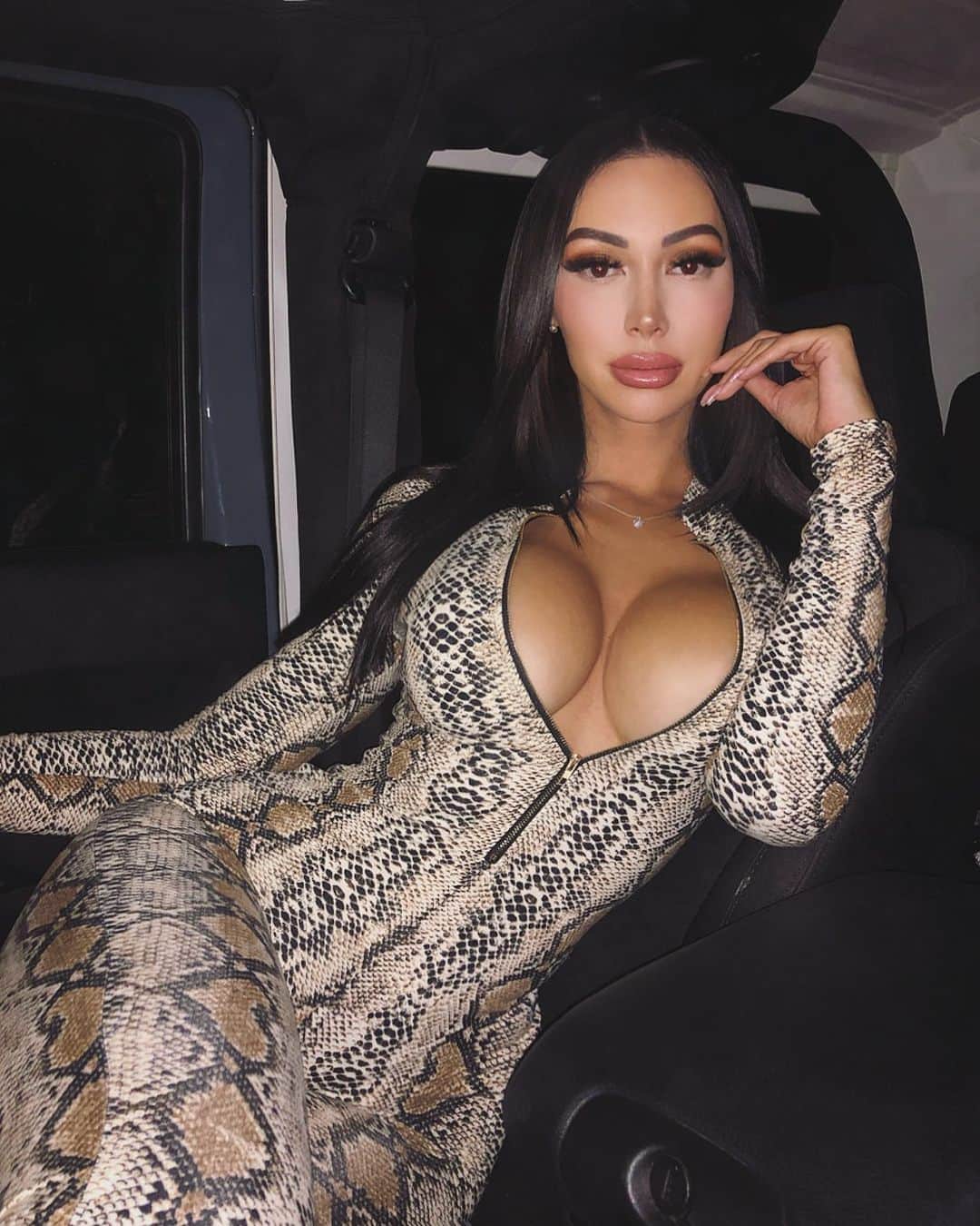 ANNELESE MILTONのインスタグラム：「Where we going baby? @hotmiamistyles」