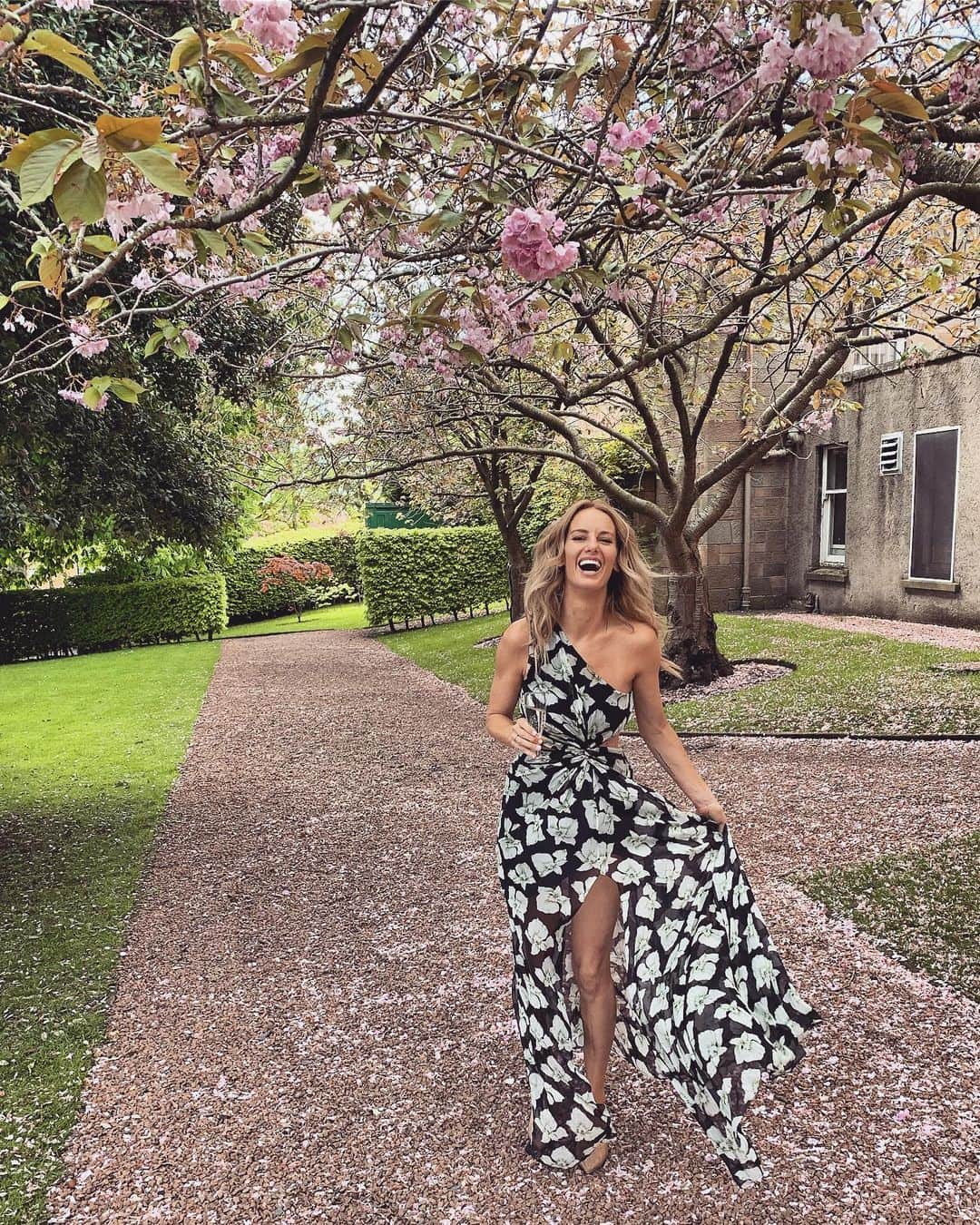 サマンサウィルスのインスタグラム：「Kicked off wedding season...in Edinburgh! Any country that’s national animal is a Unicorn has my vote. —— Scotland, you are ridiculously stunning! Congratulations and love to the beautiful bride and groom, Hazel and Ross!! -SWx 🌸🦄🏴󠁧󠁢󠁳󠁣󠁴󠁿」