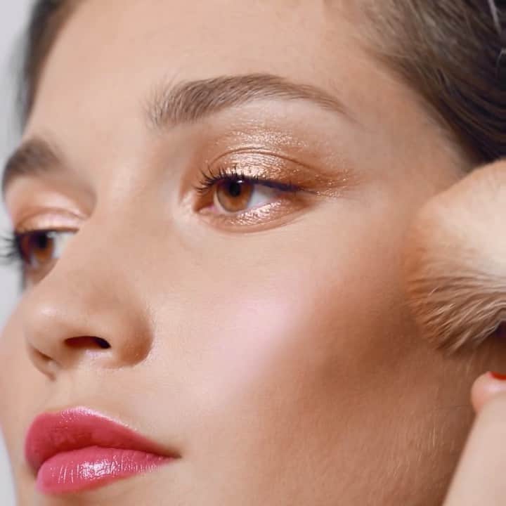 のインスタグラム：「Shine bright like the big-city lights. Just add a touch of Highlighting Powder in Rosy Glow for high-impact radiance. | mua: @cygmakeup」