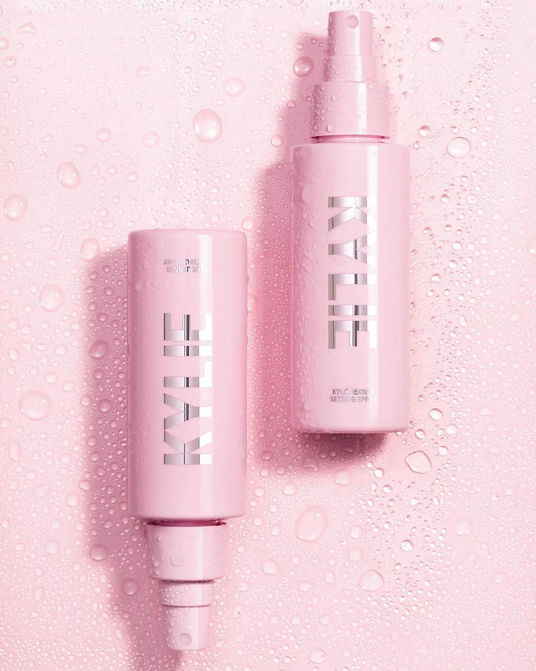 Kylie Cosmeticsさんのインスタグラム写真 - (Kylie CosmeticsInstagram)「We’re so happy with the response on our amazing setting spray! SETTING SPRAY ⚡️ restocking Friday 5/17 9am pst 🌸」5月16日 5時58分 - kyliecosmetics