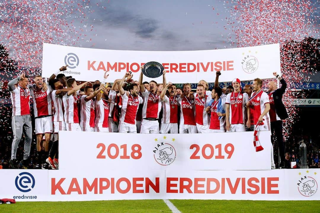 アンドレ・オナナのインスタグラム：「It has been a rollercoaster ride this season with a truly special team. This is the result of hard work, focus & dedication to @AFCAjax & now it’s time to sing 😆 CHAMPIOOOONES, CHAMPIOOOONES OLE OLE OLE!! All for you Appie 🏆#nummer34」