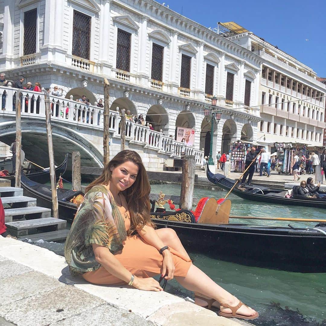 ルイス・グローバーさんのインスタグラム写真 - (ルイス・グローバーInstagram)「Beautiful Venice 🇮🇹🎻🍦 . #louiseglover #grandcanal #venice #summer #louisegloverhair #louisegloversignature #bodybylouise #springstyle #veniceitaly #italyvenice #lovevenice #travelgram #travel #travelblogger #travelholic #traveltheworld」5月16日 6時18分 - louiseglover