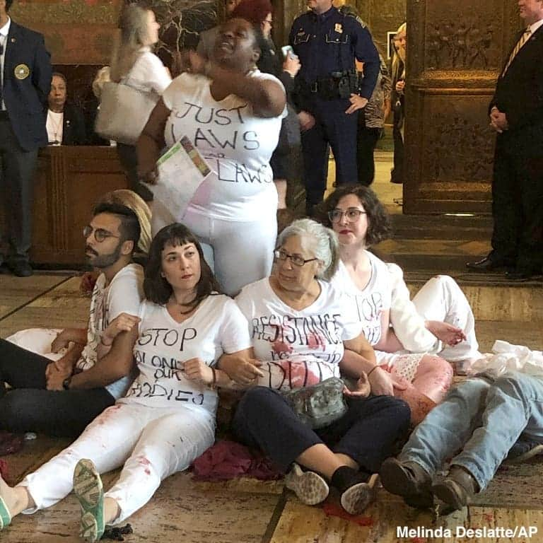 ABC Newsさんのインスタグラム写真 - (ABC NewsInstagram)「Abortion rights protesters demonstrate outside the Louisiana House chamber as a proposal to ban abortions as early as the sixth week of pregnancy continues to speed through the state legislature. #abortion #protest #louisiana」5月16日 6時13分 - abcnews