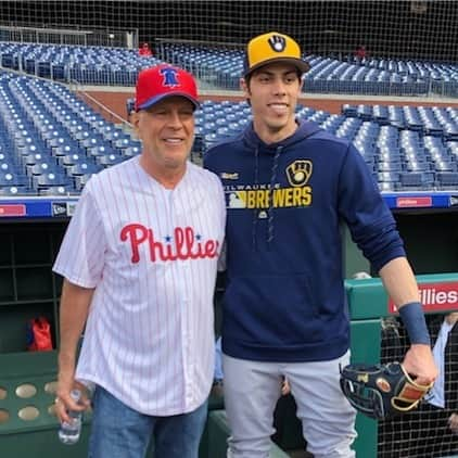 ミルウォーキー・ブルワーズさんのインスタグラム写真 - (ミルウォーキー・ブルワーズInstagram)「Just a couple of ”die hard” baseball fans.」5月16日 6時15分 - brewers