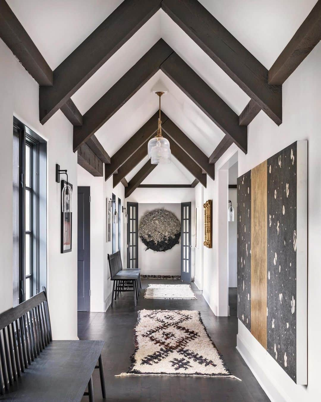 マーサ・スチュワートさんのインスタグラム写真 - (マーサ・スチュワートInstagram)「How stunning are these ceiling treatments? 😍 The rustic, dark brown beams provide an eye-catching contrast against the neutral walls, giving the illusion of higher ceilings. 👀 Two black-walnut Rabbit benches by @sawkillecompany line the long hallway that the owners use as a gallery for eclectic works amassed on their travels. 🖼 The vintage Moroccan runners are collected pieces, too! ✨ Take a peek inside the home’s full renovation at the link in bio. 👆🏼📷: @aaronleitz | interior design: @jhinteriordesign | 🖊: @fallsvillager」5月16日 6時18分 - marthastewart