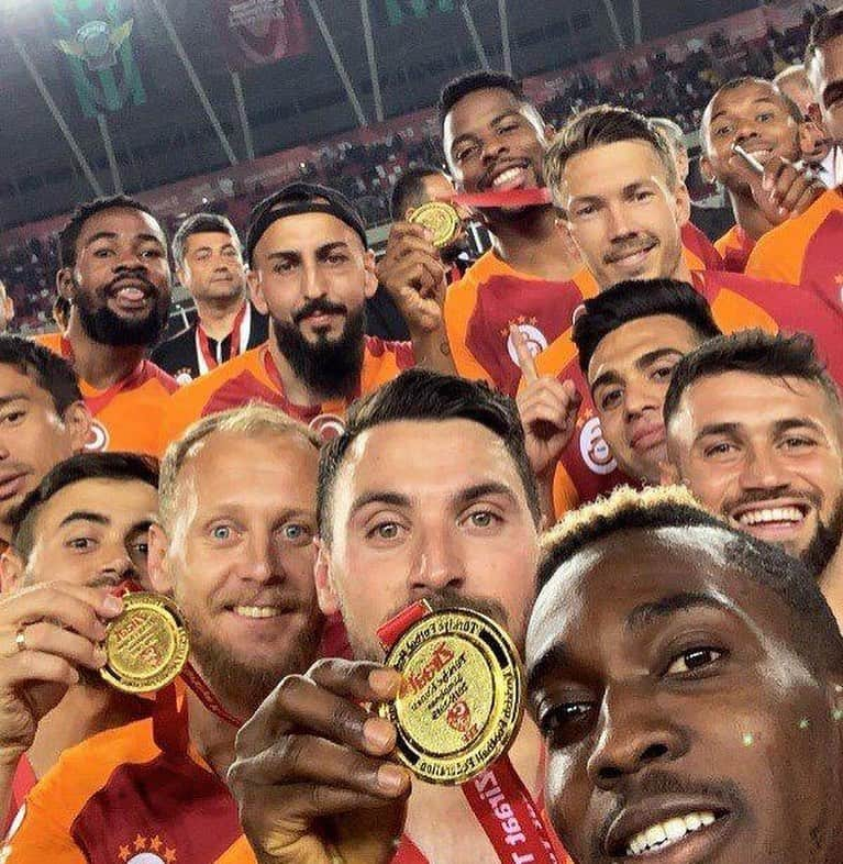 セミフ・カヤのインスタグラム：「💛❤️to be continued... 😉 @galatasaray」