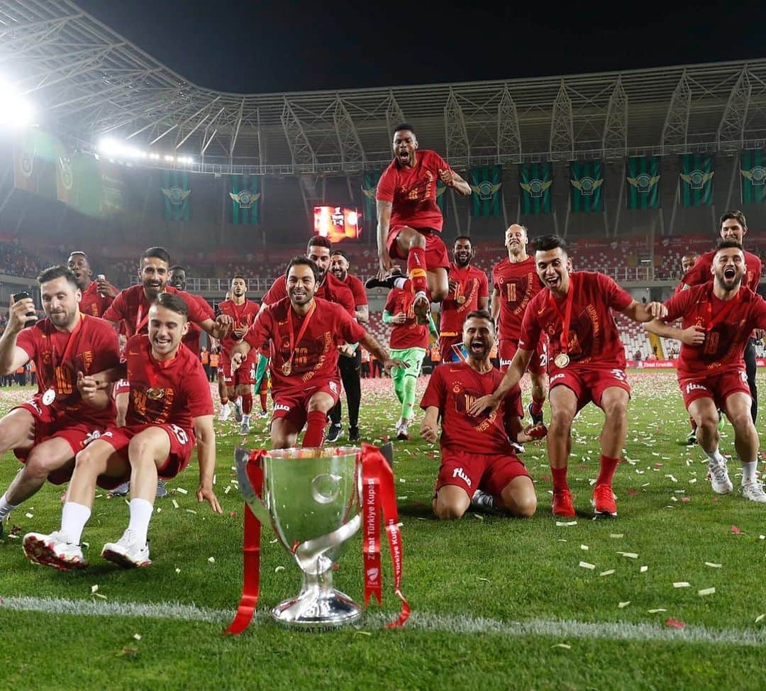 ライアン・ドンクさんのインスタグラム写真 - (ライアン・ドンクInstagram)「Sjampiyon Galatasaray 🥇🏆. 💛❤ #kupa #donkca 🦁」5月16日 6時22分 - ryanhenkdonk