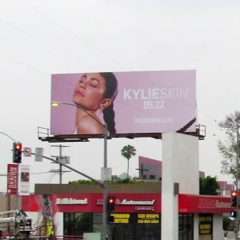 クリス・ジェンナーさんのインスタグラム写真 - (クリス・ジェンナーInstagram)「May 22!!! @kylieskin」5月16日 6時24分 - krisjenner