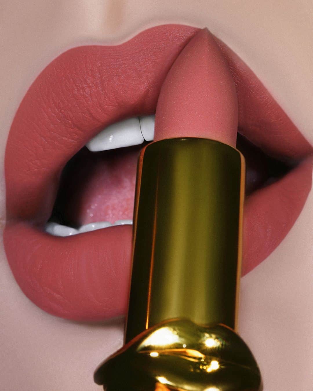パット・マグラスさんのインスタグラム写真 - (パット・マグラスInstagram)「PEACH PERFECT ⚡️⚡️⚡️ Swipe on #MatteTrance Lipstick shade ‘PEEP SHOW’ — a soft pink peach nude that feels like velvet on your lips ⚡️⚡️⚡️ Get it TODAY on PATMcGRATH.COM! DIVINE LIP by @rebellebeautyx」5月16日 6時25分 - patmcgrathreal