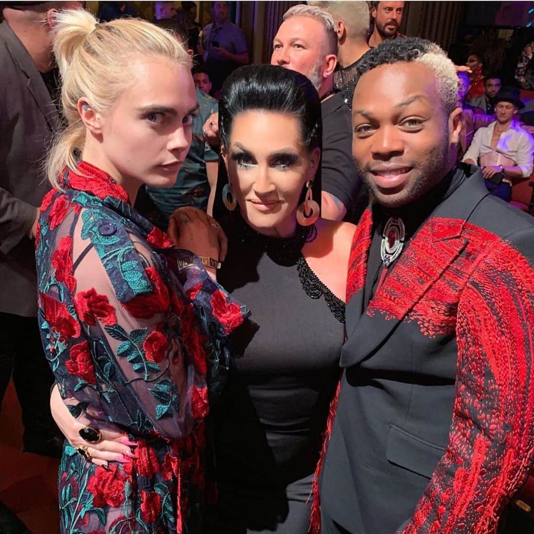 カーラ・デルヴィーニュのインスタグラム：「Very serious about this @rupaulsdragrace finale !!!」