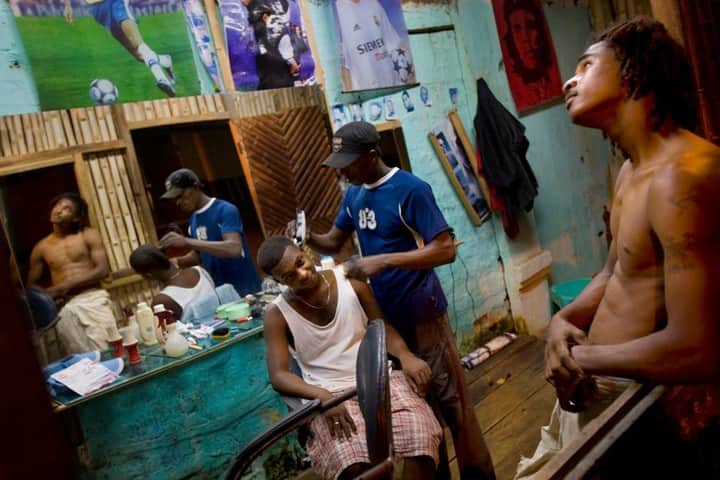 ナショナルジオグラフィックさんのインスタグラム写真 - (ナショナルジオグラフィックInstagram)「Photo by Ivan Kashinsky @ivankphoto | Young men hang out in a barbershop in the isolated fishing village of Limones in the province of Esmeraldas, Ecuador. This photo was part of book project, in which Karla Gachet (@kchete77) and Ivan Kashinsky traveled from the Equator to the southern tip of South America.」5月16日 6時34分 - natgeo