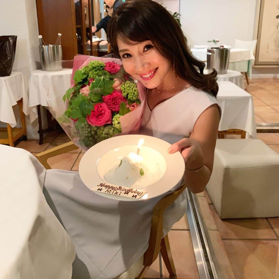 吉田美紀さんのインスタグラム写真 - (吉田美紀Instagram)「・ 昨日、誕生日を迎えまたひとつ歳を重ねました。 ・ 受け入れ難かった昨年の40代という壁はどこへやら 図太く40代を満喫するようになり もはや楽しいとすら感じます^ ^ ・ まわりにいてくださる全ての方への感謝と 自身の健康に対する意識を常に持って 41歳も大切に歩みたいと思います。 ・ Instagramやblogを通じて繋がってくださっている 皆さま、いつも本当にありがとうございます🙌 ・ #thankyou #41歳 も#よろしくお願いします」5月16日 6時46分 - miki__yoshida