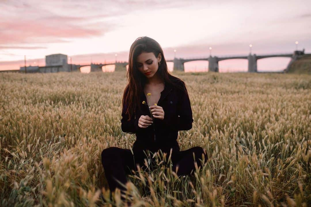 ヴィクトリア・ジャスティスさんのインスタグラム写真 - (ヴィクトリア・ジャスティスInstagram)「Do you ever just sit alone in the middle of an empty field with bugs everywhere and ponder the beauty of a dandelion? Me either, but I like this pic. ;)」5月16日 6時41分 - victoriajustice