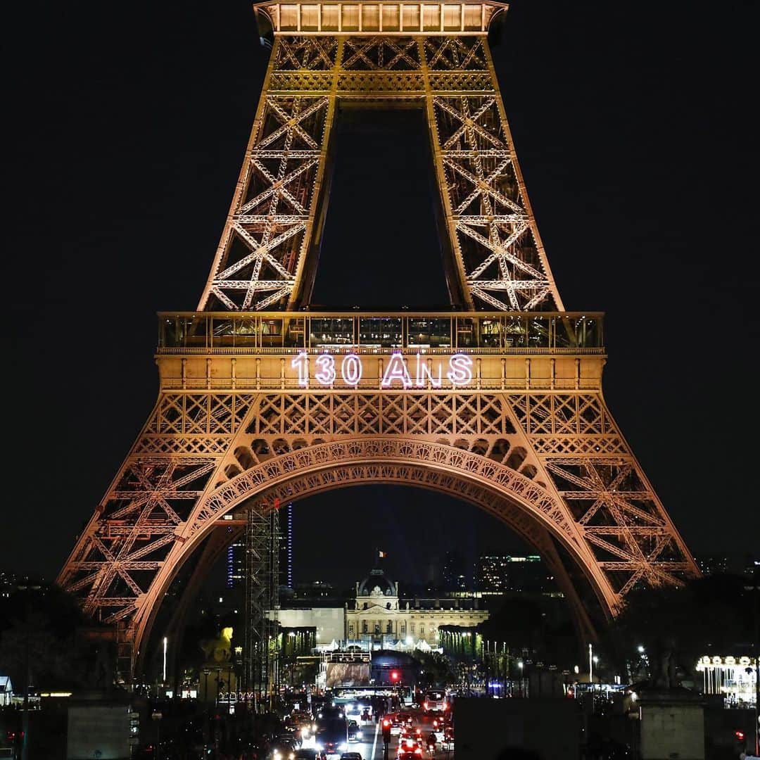 AFP通信さんのインスタグラム写真 - (AFP通信Instagram)「AFP Photo 📷  @zakaria_abdelkafi - Light show marks 130th anniversary of Eiffel Tower .  Built for the 1889 World's Fair, towering at 324 meters and weighing 7300 tons, the Eiffel Tower attracts nearly seven million visitors every year. #eiffeltower #eiffeltoweratnight #toureiffel」5月16日 6時44分 - afpphoto