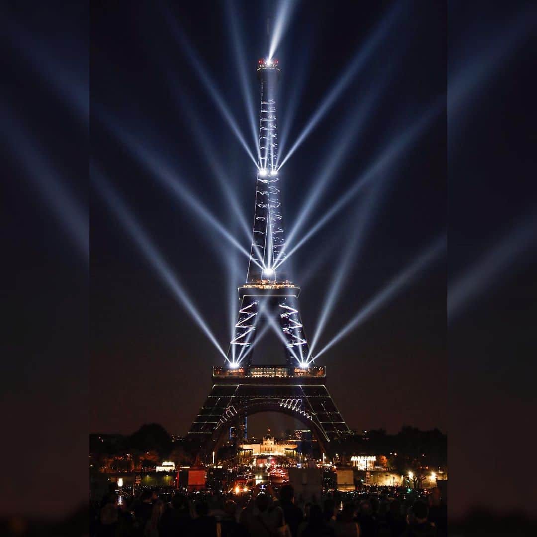 AFP通信さんのインスタグラム写真 - (AFP通信Instagram)「AFP Photo 📷  @zakaria_abdelkafi - Light show marks 130th anniversary of Eiffel Tower .  Built for the 1889 World's Fair, towering at 324 meters and weighing 7300 tons, the Eiffel Tower attracts nearly seven million visitors every year. #eiffeltower #eiffeltoweratnight #toureiffel」5月16日 6時44分 - afpphoto