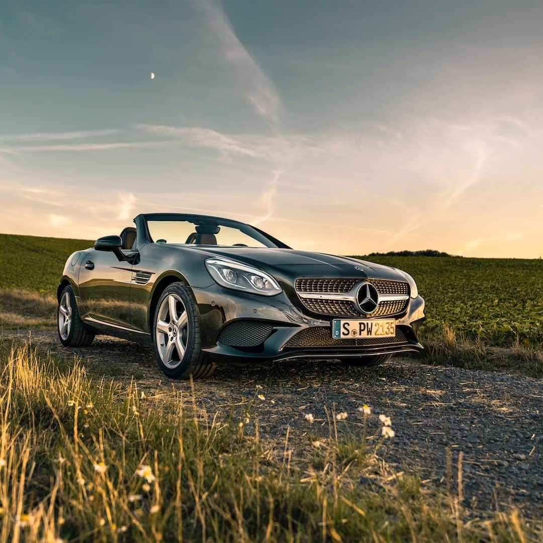 メルセデス・ベンツさんのインスタグラム写真 - (メルセデス・ベンツInstagram)「Looking forward to those long summer evenings. 🌅 📸: @driving_blog for #MBsocialcar [Mercedes-Benz SLC 200| Kraftstoffverbrauch kombiniert: 6,8–6,6 l/100 km | CO₂-Emissionen kombiniert: 155–151 g/km | mb4.me/nefz]  #Mercedes #MBCar #Car #Cars #Cartastic #carsofinstagram #InstaCar #roadster #MercedesBenz #thebestornothing #SLC #sunset」5月16日 6時55分 - mercedesbenz