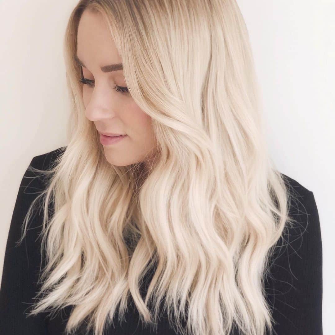 ローレン・コンラッドのインスタグラム：「On today’s episode of @askingforafriend I get to interview my longtime friend and hairstylist (and one of the most talented humans I’ve every met) @kristin_ess . Not sure what this hair would look like if I didn’t have her in my life... 😬」