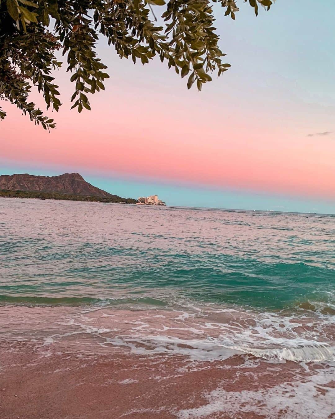 ユミ さんのインスタグラム写真 - (ユミ Instagram)「dreamy sunset from oahu island 💗🌈﻿ 👏🏾👏🏾⛰🌿🌊﻿ ﻿ ﻿ #oahu #diamondhead #sunset #Hawaii」5月16日 6時50分 - yuminchu1029