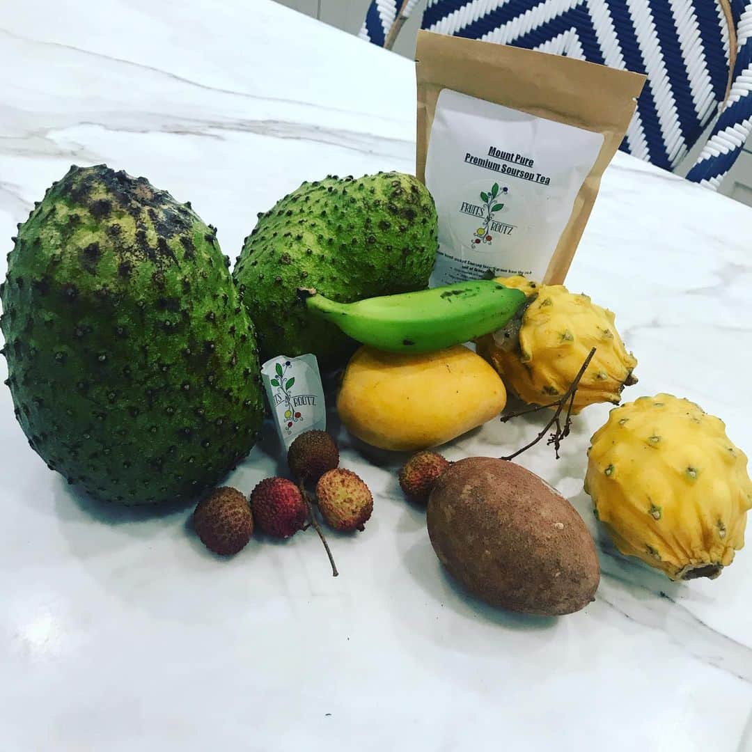 レイ・アレンのインスタグラム：「Big shoutout to @chakabars for hooking us Allen's up with these amazing fruits. I've never had #lychee or #yellowdragonfruit before so I'm looking forward to seeing them. If it came from a plant, eat it. if it was made in a plant, don't! Thanks @fruitsnrootz #mangoes #soursoptea #bananas」
