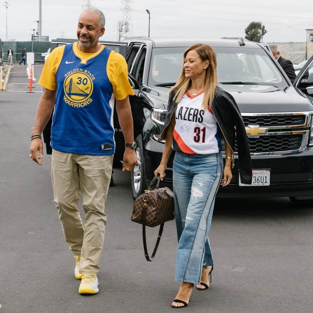 ニューヨーク・タイムズさんのインスタグラム写真 - (ニューヨーク・タイムズInstagram)「For the first time in history, brothers — @stephencurry30 and @sdotcurry — are up against each other in the @NBA conference finals. That’s a problem for their parents, Dell and Sonya Curry, who have mastered cheering for their basketball star sons — just not at the same time. “I normally don’t get nervous at all,” Dell said. “But this has changed that.” After the 116-94 @warriors win on Tuesday, Sonya said the matchup “was wonderful.” “I got to see my oldest son do what he does and be himself,” she said, referring to Stephen. “I got to see my younger son in his first playoffs, going for a championship and filling his role.” As for their attire, the Currys represented both teams, wearing stitched half-and-half jerseys that the brothers were nice enough to sign. Our reporter @MarcSteinNBA spoke with the Currys about the nerve-racking series. Visit the link in our profile to read more. @jasonhenry shot this photo. #🏀」5月16日 7時00分 - nytimes