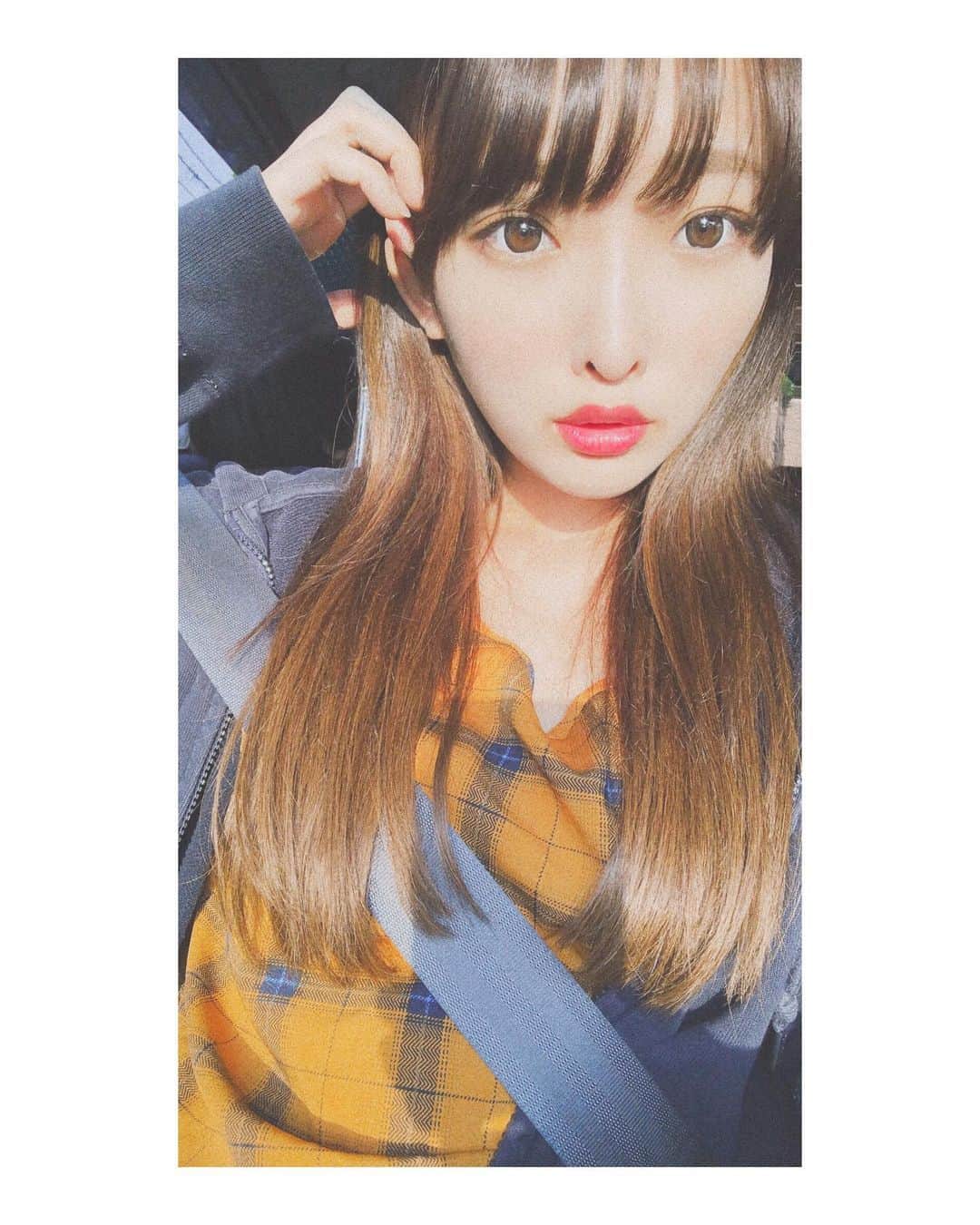 みなみのインスタグラム：「最近のパシャリ集📷✨ #自然光 #シートベルト #猫じゃらしとミル #日常に潜む顔 #好き」