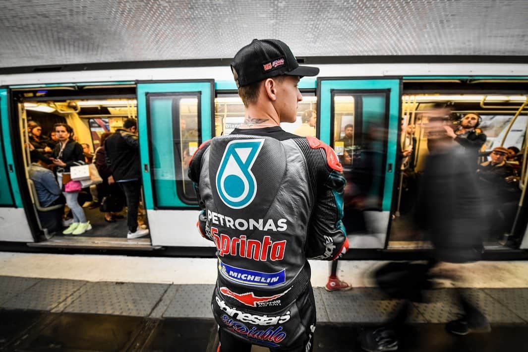MotoGPさんのインスタグラム写真 - (MotoGPInstagram)「Oh là là 🇫🇷 // Swipe left ⬅️ to check out how home heroes @johannzarco and @fabioquartararo20 alongside @jorgelorenzo99 spent a day in Paris ahead of the #FrenchGP! 🏁 Stay tuned for more! 🎥 #JZ5 #JL99 #FQ20 #MotoGP #Motorcycle #Racing #Motorsport」5月15日 22時19分 - motogp