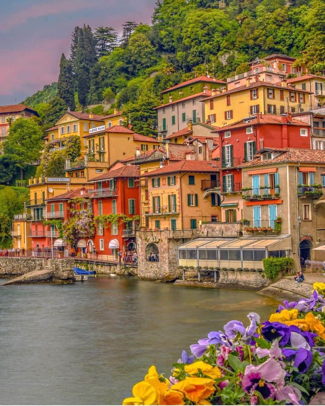 Wonderful Placesさんのインスタグラム写真 - (Wonderful PlacesInstagram)「Varenna, Lake Como - Italy ✨😍😍😍✨ . Picture by ✨✨@harinehas✨✨ #wonderful_places for a feature ❤️」5月15日 22時12分 - wonderful_places