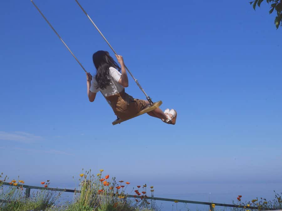 本島莉々果さんのインスタグラム写真 - (本島莉々果Instagram)「⋆⑅ ⋆⑅ ⋆⑅ 空を飛べるようになりたい🕊 ⋆⑅ ⋆⑅ #アカオハーブアンドローズガーデン  #空飛ぶブランコ #ブランコ  #空飛んだ  #熱海 #atami  #青い空 #sky」5月15日 22時28分 - motoshimaririka