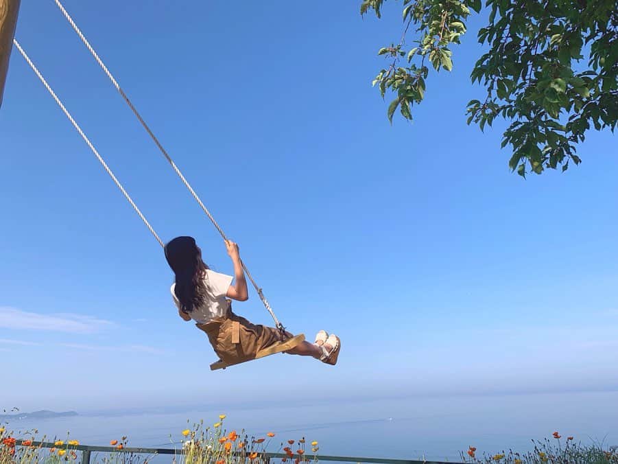 本島莉々果さんのインスタグラム写真 - (本島莉々果Instagram)「⋆⑅ ⋆⑅ ⋆⑅ 空を飛べるようになりたい🕊 ⋆⑅ ⋆⑅ #アカオハーブアンドローズガーデン  #空飛ぶブランコ #ブランコ  #空飛んだ  #熱海 #atami  #青い空 #sky」5月15日 22時28分 - motoshimaririka