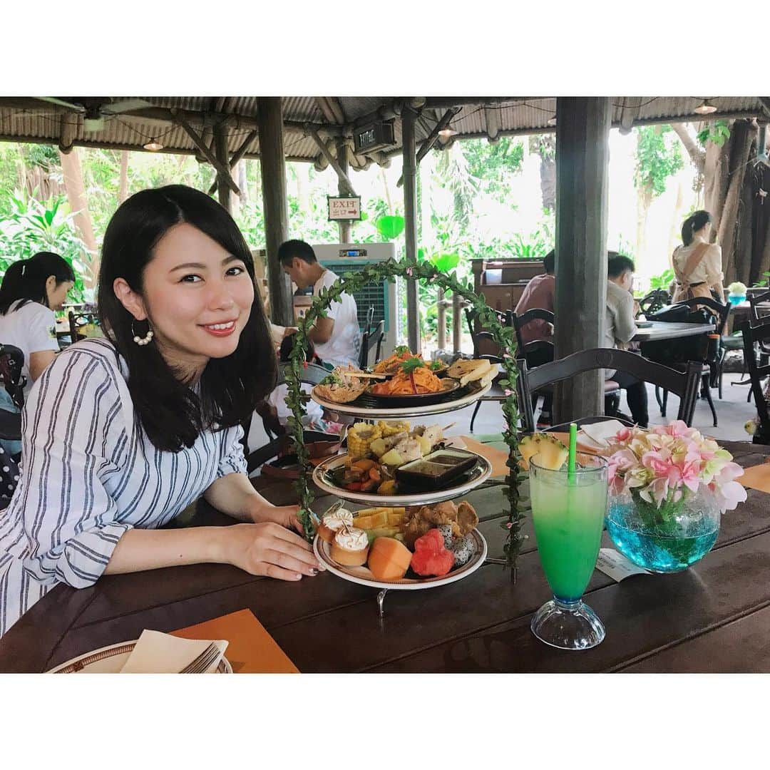 のインスタグラム：「香港旅🇭🇰 #時差スタグラム . 香港に来たら絶対に行く DisneyLand🐭 . 東京にはないアトラクションや グルメ散策が出来るのが楽しい👏 . 現在このお店はお休みしていますが リバー・ビュー・カフェのメニューが とっても可愛かった♡ . 「モアナと伝説の海」をモチーフにしたセット🏄‍♀️ アフタヌーンティーのように見えますが しっかりごはんがメインです🍽 . デザートにはモアナがプリントされたお菓子もあって ファンにはたまりませんね☺️ ぜひまた再開してほしいメニューです✨ . #香港#香港旅#旅#旅行#旅の思い出#ディズニー#ランチ#グルメ#モアナと伝説の海#スイーツ#デザート#レストラン#hongkong#disney#disneyland#restaurant#food#travel」