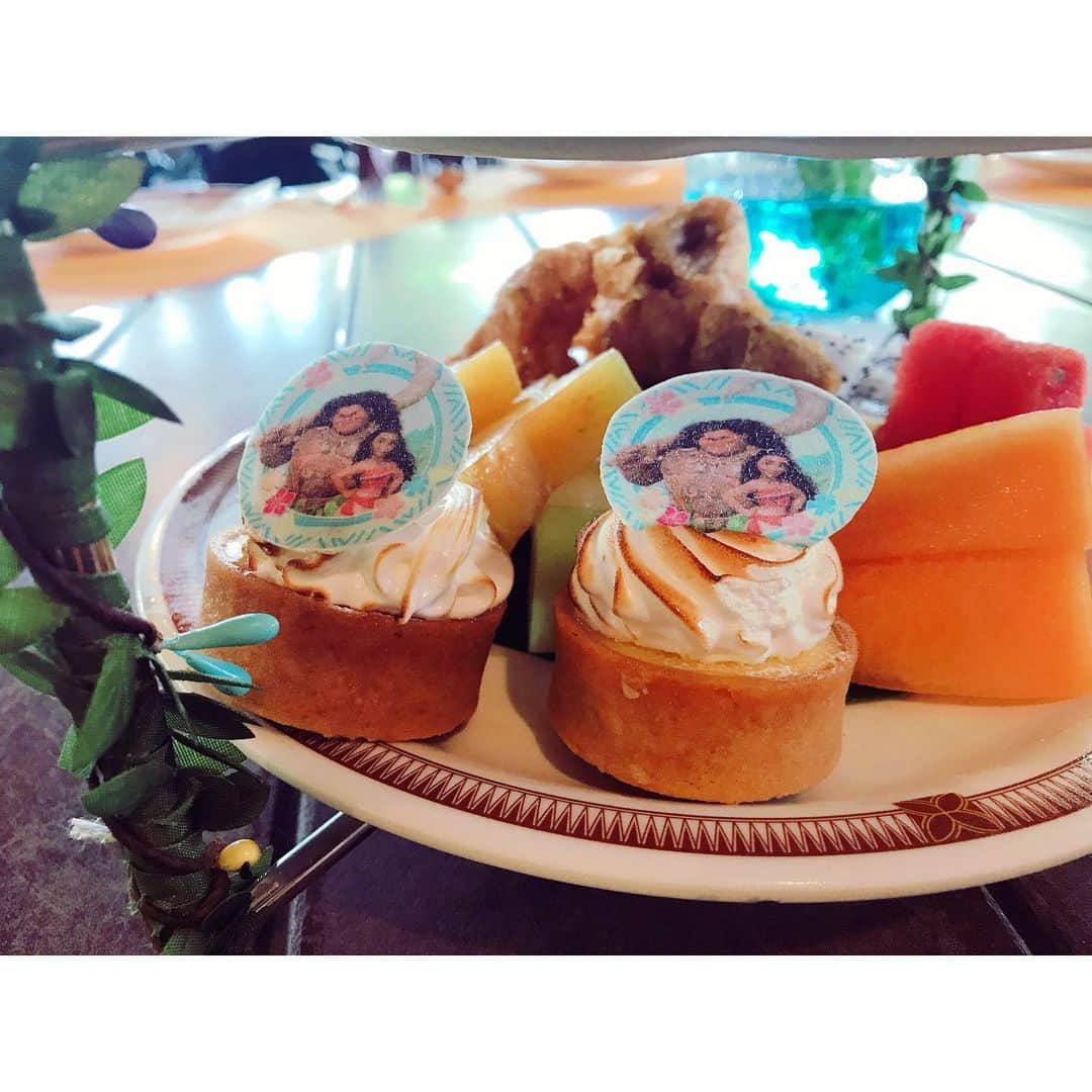 安蒜幸紀さんのインスタグラム写真 - (安蒜幸紀Instagram)「香港旅🇭🇰 #時差スタグラム . 香港に来たら絶対に行く DisneyLand🐭 . 東京にはないアトラクションや グルメ散策が出来るのが楽しい👏 . 現在このお店はお休みしていますが リバー・ビュー・カフェのメニューが とっても可愛かった♡ . 「モアナと伝説の海」をモチーフにしたセット🏄‍♀️ アフタヌーンティーのように見えますが しっかりごはんがメインです🍽 . デザートにはモアナがプリントされたお菓子もあって ファンにはたまりませんね☺️ ぜひまた再開してほしいメニューです✨ . #香港#香港旅#旅#旅行#旅の思い出#ディズニー#ランチ#グルメ#モアナと伝説の海#スイーツ#デザート#レストラン#hongkong#disney#disneyland#restaurant#food#travel」5月15日 22時20分 - ambirusaki