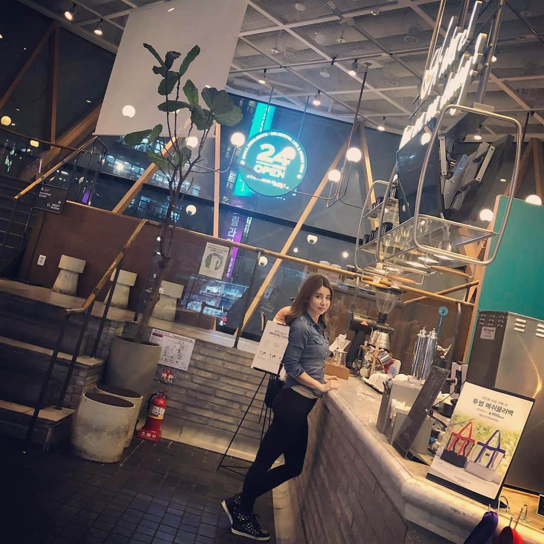 Emiさんのインスタグラム写真 - (EmiInstagram)「Cafe time☕️❤️👭 #friends #trip #korea」5月15日 22時20分 - emi_yoga