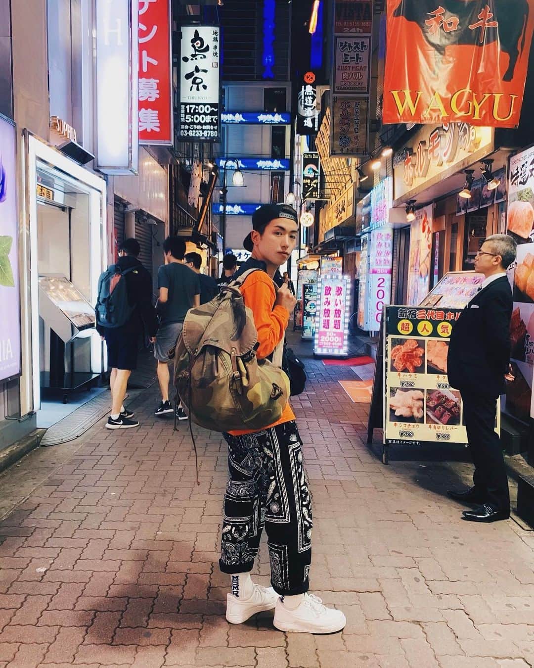 のインスタグラム：「🔫🔥 ２枚目のヤシの木の写真は俺の癒し写真！笑 ダイナミックなヤシだよ✌🏽 #和牛」