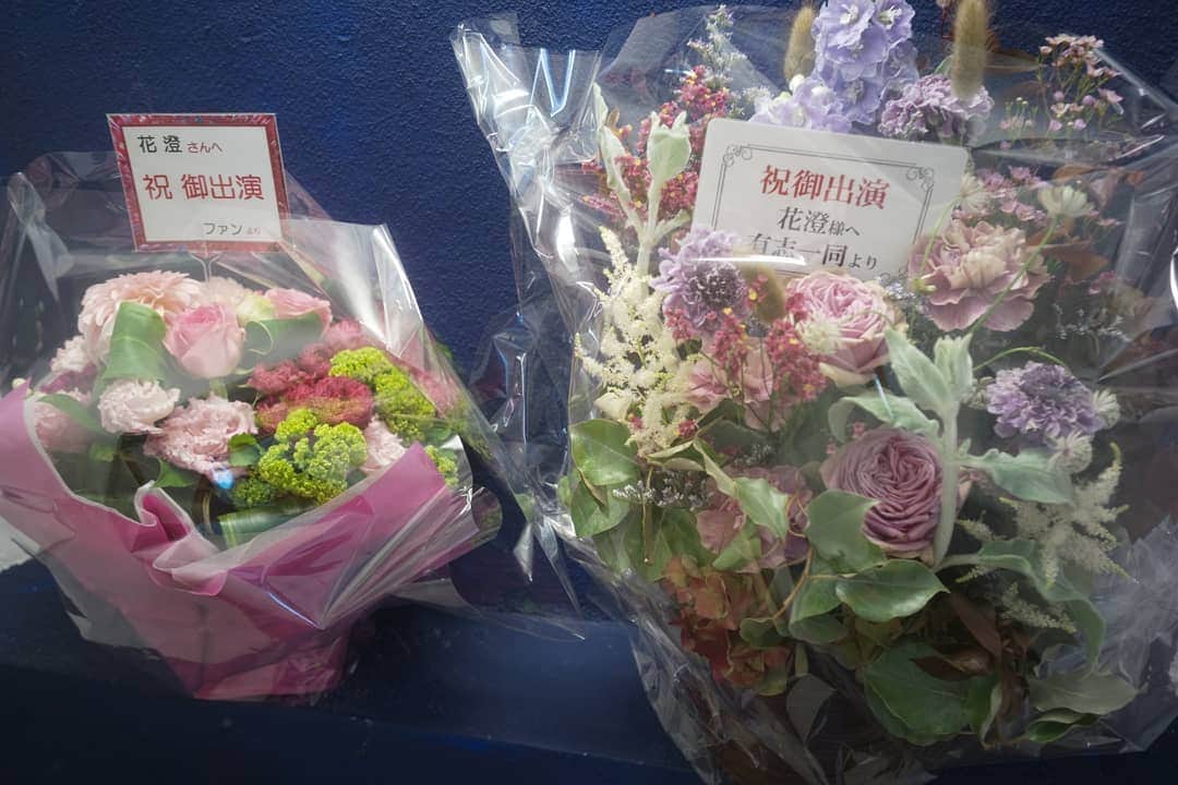 花澄さんのインスタグラム写真 - (花澄Instagram)「お花をありがとうございます♪ ひとつはいつもの花屋さんのだわ。 ぜんぶぜんぶありがたいです。  #jamsession#人間万歳#ジャムセッション#演劇#芝居#武者小路実篤」5月15日 22時26分 - textisan