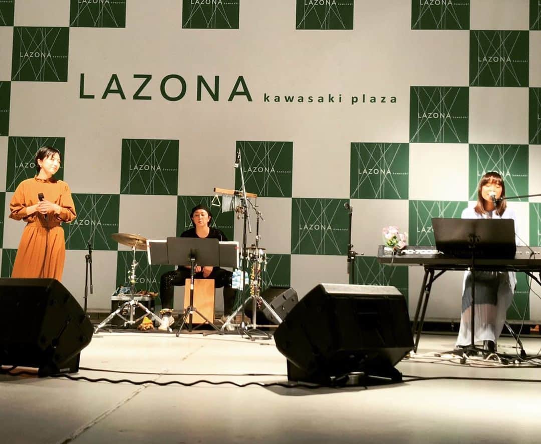 熊木杏里のインスタグラム：「川嶋あいさんのNewAlbum 『Ai ×』に収録の 「12個の季節~4度目の春~ feat. 熊木杏里 」 を、本日。 あいちゃんと、一緒に歌ってまいりました。 発売日。  夕方から夜へ変わる時間の 風が心地よく 歌も涼やかだったのではと思います。 パーカッションの中北裕子さんと共に。  Anlyさんともご一緒でした。 名前が同じ！  ありがとうございました。  #川嶋あいさん #熊木杏里 #ラゾーナ川崎プラザルーファ広場」