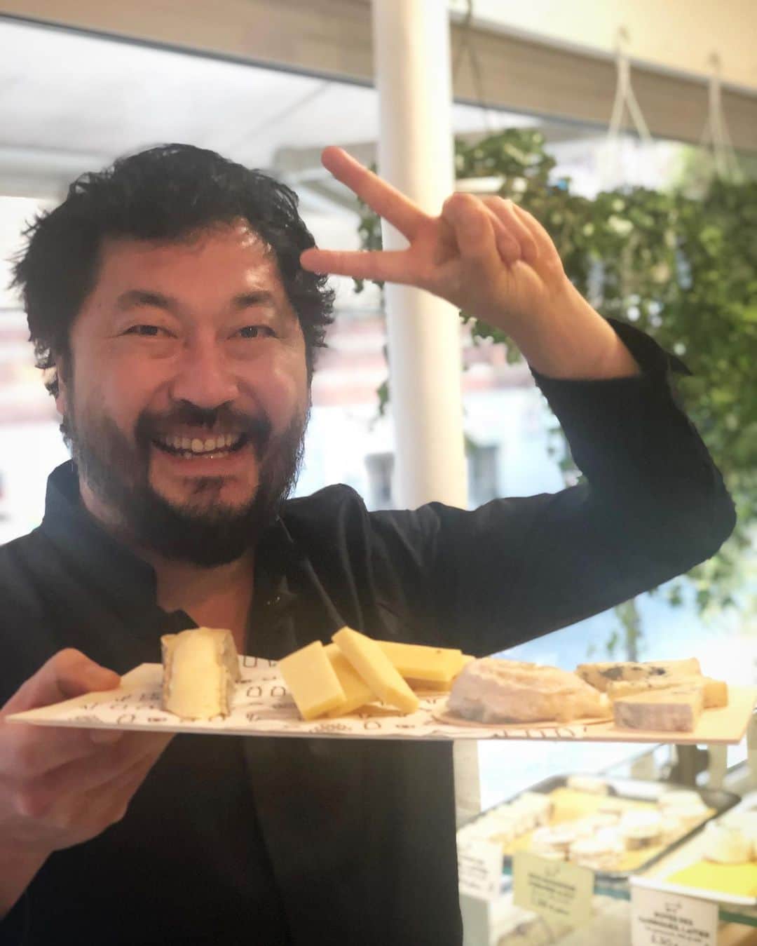 DOMINIQUE ANSEL BAKERYさんのインスタグラム写真 - (DOMINIQUE ANSEL BAKERYInstagram)「When in France, there’s always cheese. But only on special occasions is @pierre_sang there with glasses of Champagne and his offer to help us pack it up for New York. Merci chef!  See everyone this Fri-Sun at the Pop Up @yanncouvreur in Le Marais.」5月15日 22時35分 - dominiqueansel